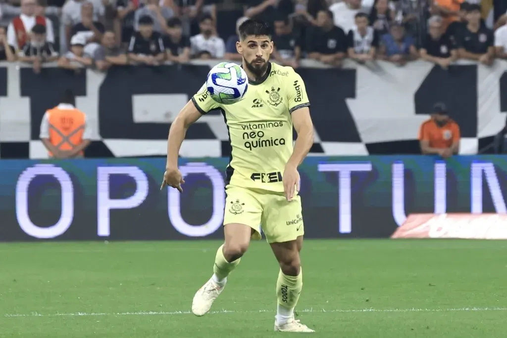 Bruno Mendez jogador do Corinthians durante partida contra o Botafogo no estadio Arena Corinthians pelo campeonato Brasileiro A 2023. Foto: Marcello Zambrana/AGIF