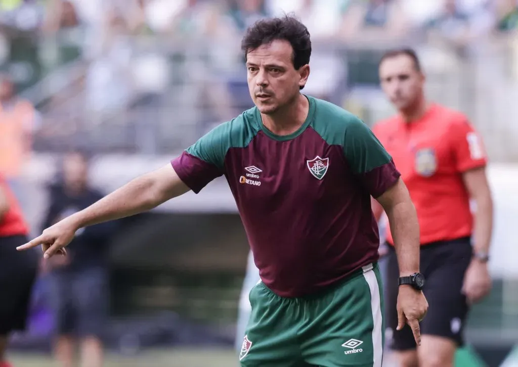 Diniz orientando o time durante o Campeonato Brasileiro 2023. Foto: Alexandre Schneider/Getty Images