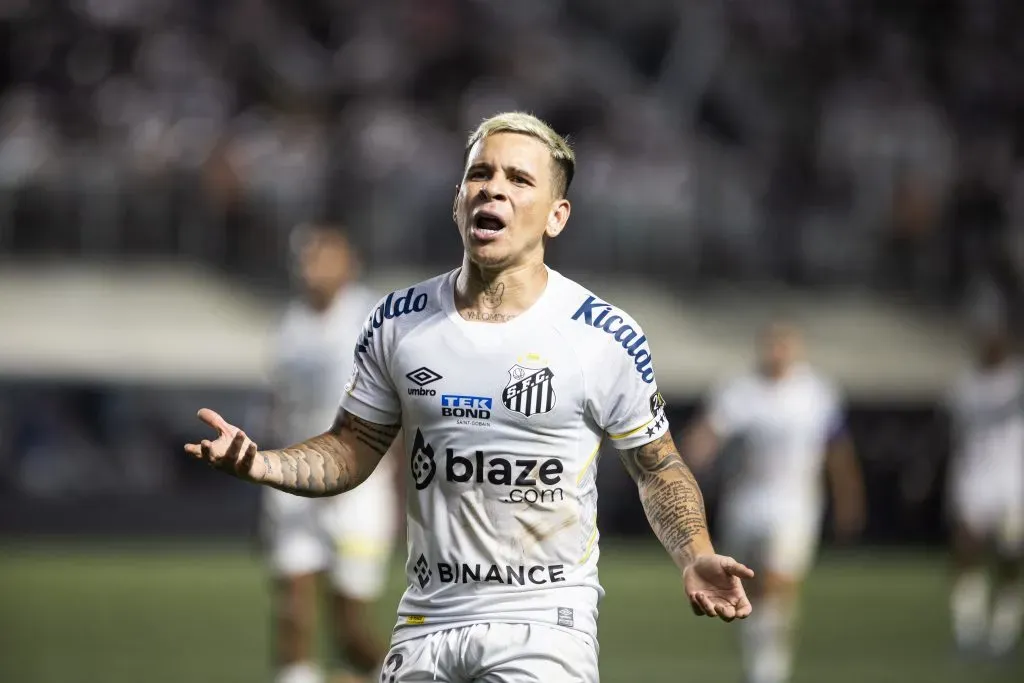 Soteldo jogador do Santos reclama com a arbitragem durante partida contra o Sao Paulo no estadio Vila Belmiro pelo campeonato Brasileiro A 2023. Foto: Abner Dourado/AGIF