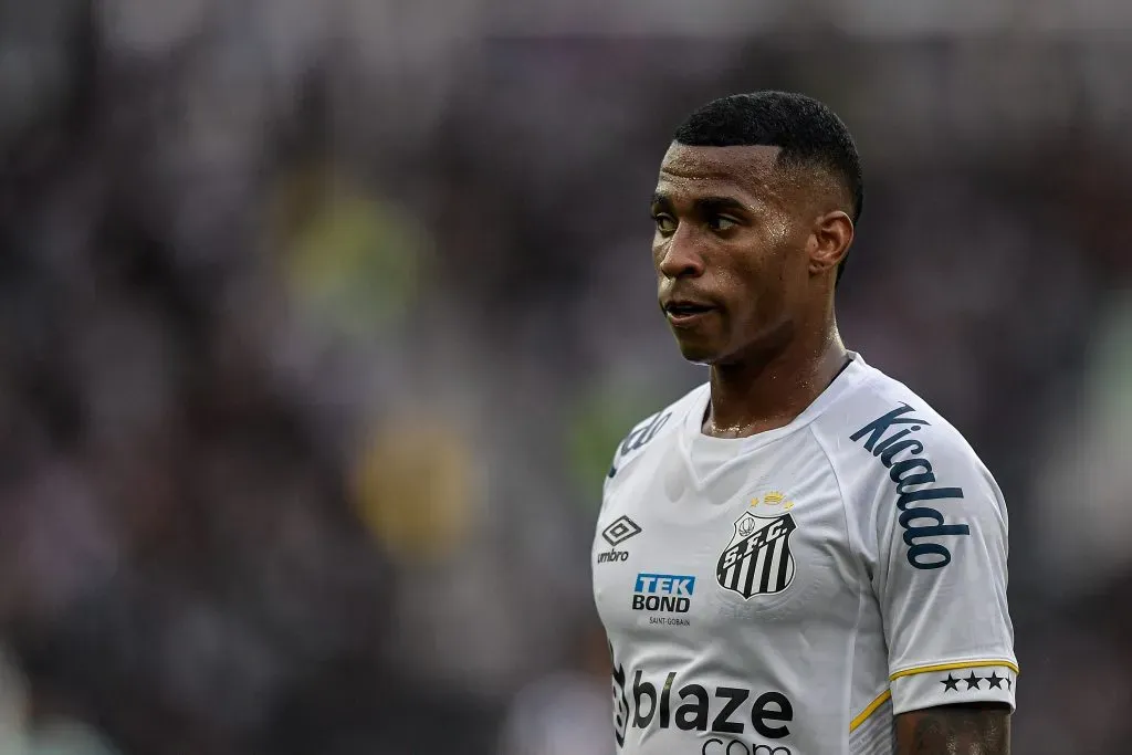 RJ – RIO DE JANEIRO – 26/11/2023 – BRASILEIRO A 2023, BOTAFOGO X SANTOS – Jean Lucas jogador do Santos durante partida contra o Botafogo no estadio Engenhao pelo campeonato Brasileiro A 2023. Foto: Thiago Ribeiro/AGIF