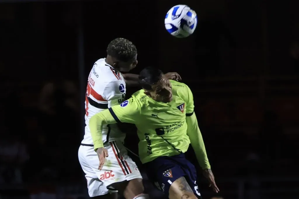 Arboleda jogador do Sao Paulo disputa lance com Paolo Guerrero jogador do LDU durante partida no estadio Morumbi pelo campeonato Copa Sul-Americana 2023. Marcello Zambrana/AGIF