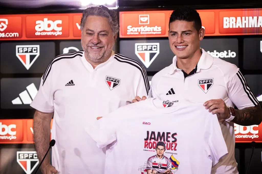 SP – SAO PAULO – 01/08/2023 – SAO PAULO, APRESENTACAO JAMES RODRIGUEZ – Julio Casares ao lado de James Rodriguez durante sua apresentacao oficial como jogador do Sao Paulo em coletiva de imprensa realizada no CT Barra Funda. Foto: Abner Dourado/AGIF