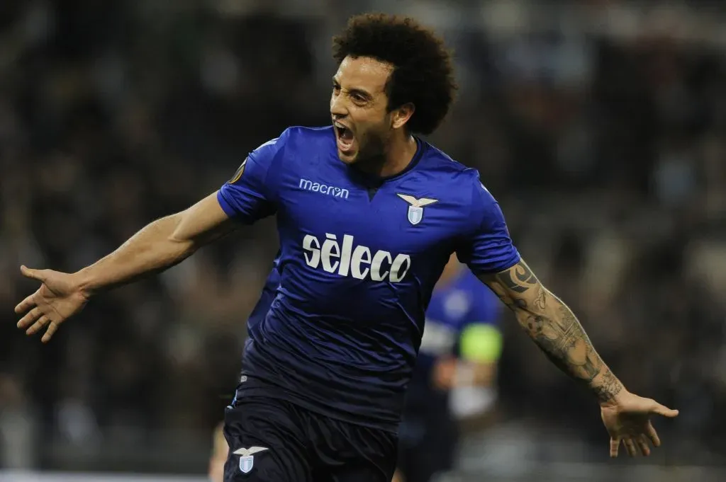 Felipe Anderson comemorando na Itália (Photo by Marco Rosi/Getty Images)