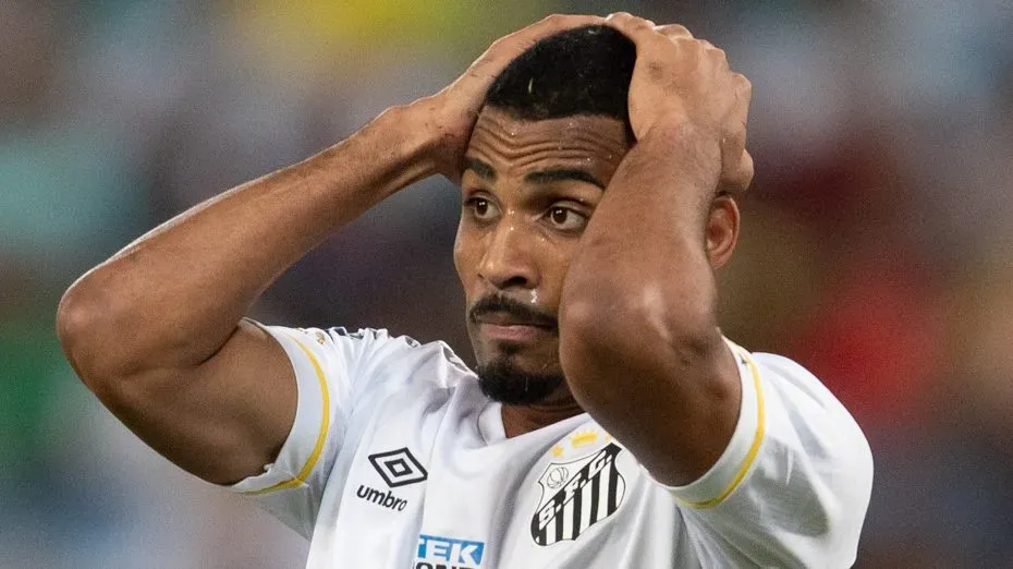 Joaquim jogador do Santos lamenta chance perdida durante partida contra o Cuiaba