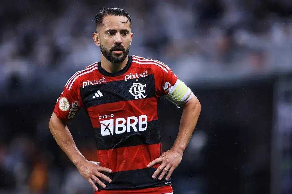 Everton Ribeiro aguarda consenso nas negociações com o Mengão – Foto: Marcello Zambrana/AGIF