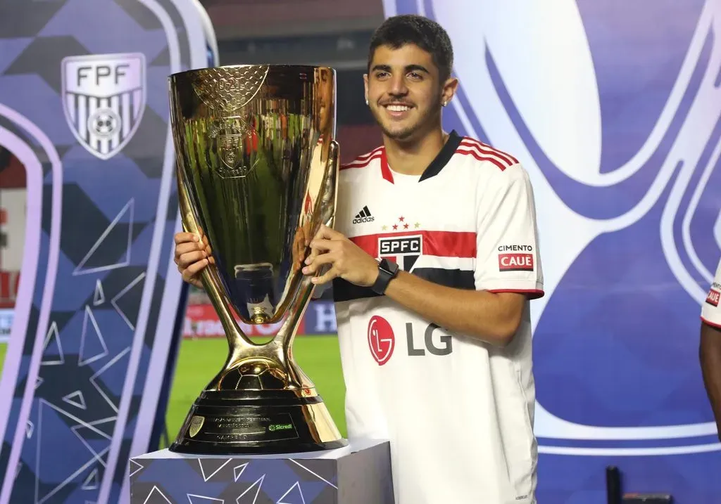 Lucas Beraldo, com o troféu pelo São Paulo – Foto: Flickr São Paulo/Rubens Chiri