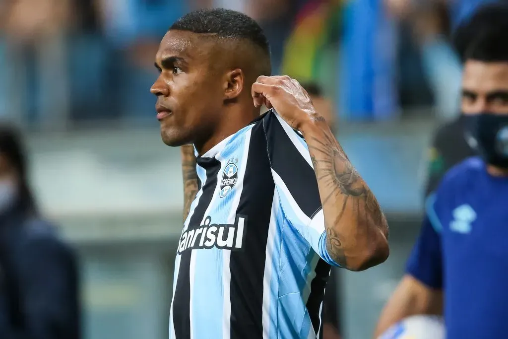 Douglas Costa jogador do Gremio comemora seu gol durante partida contra o Atletico-MG no estadio Arena do Gremio pelo campeonato Brasileiro A 2021. Foto: Pedro H. Tesch/AGIF