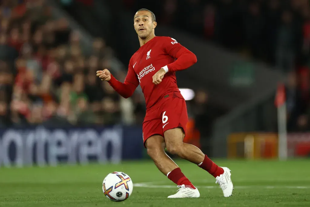 Thiago Alcântara com a camisa do Liverpool – Foto: Michael Steele/Getty Images