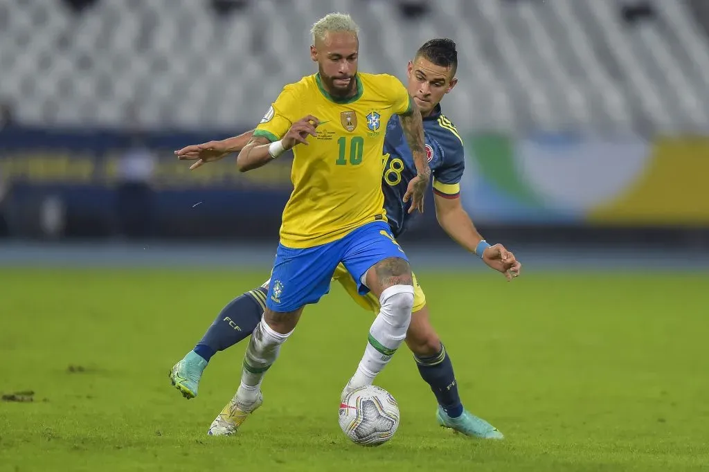 RJ – Rio de Janeiro – 23/06/2021 – COPA AMERICA 2021, BRASIL X COLOMBIA – Neymar jogador do Brasil disputa lance com Borre jogador do Colombia durante partida no estadio Engenhao pelo campeonato Copa America 2021. Foto: Thiago Ribeiro/AGIF