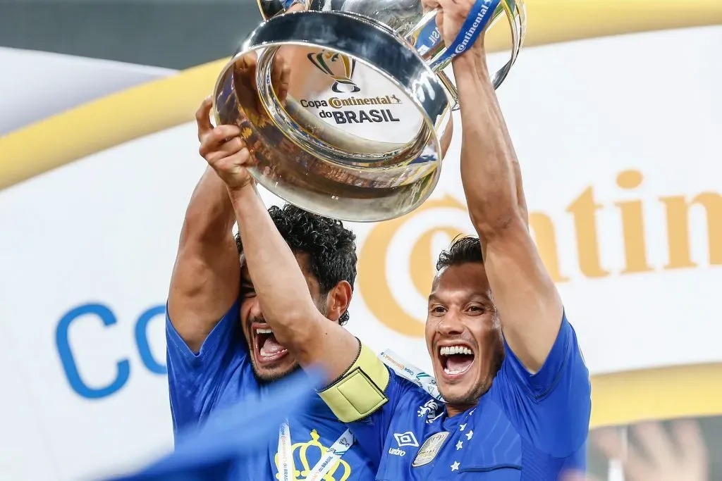 Henrique levantando o troféu da Copa do Brasil de 2018. Foto: Marcello Zambrana/AGIF