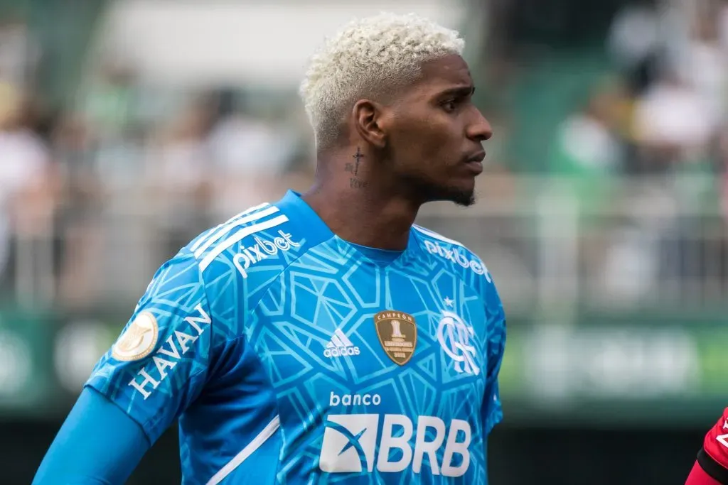 PR – Curitiba – 06/11/2022 – BRASILEIRO A 2022, CORITIBA X FLAMENGO – Hugo Souza jogador do Flamengo durante execucao do hino nacional antes da partida contra o Coritiba no estadio Couto Pereira pelo campeonato Brasileiro A 2022. Foto: Robson Mafra/AGIF