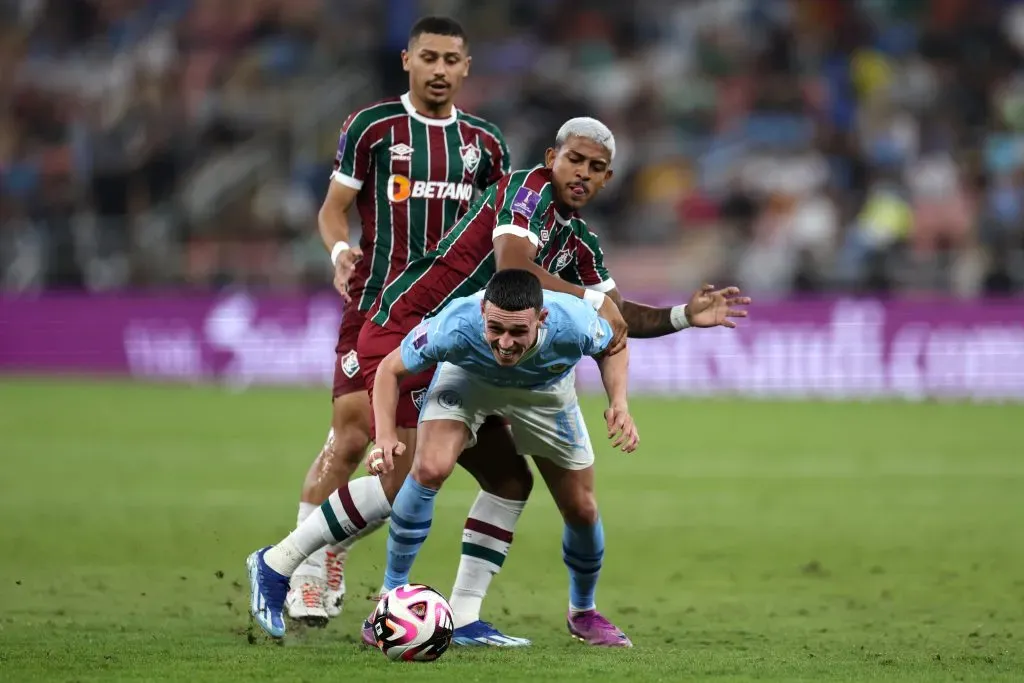 Jogadores do Flu disputando bola com Phil Foden, do Manchester City. Foto: Francois Nel/Getty Images