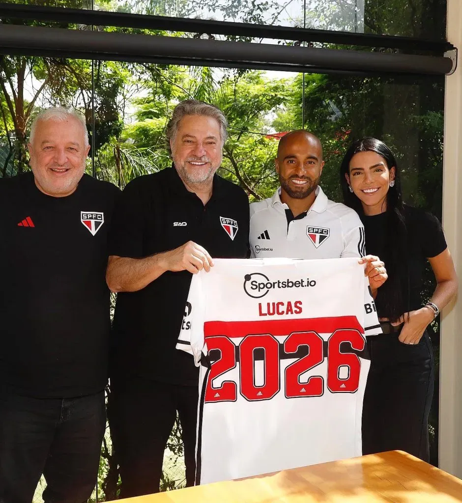 Lucas posa para foto ao lado de esposa e dirigentes do São Paulo – Foto: Rubens Chiri/SPFC