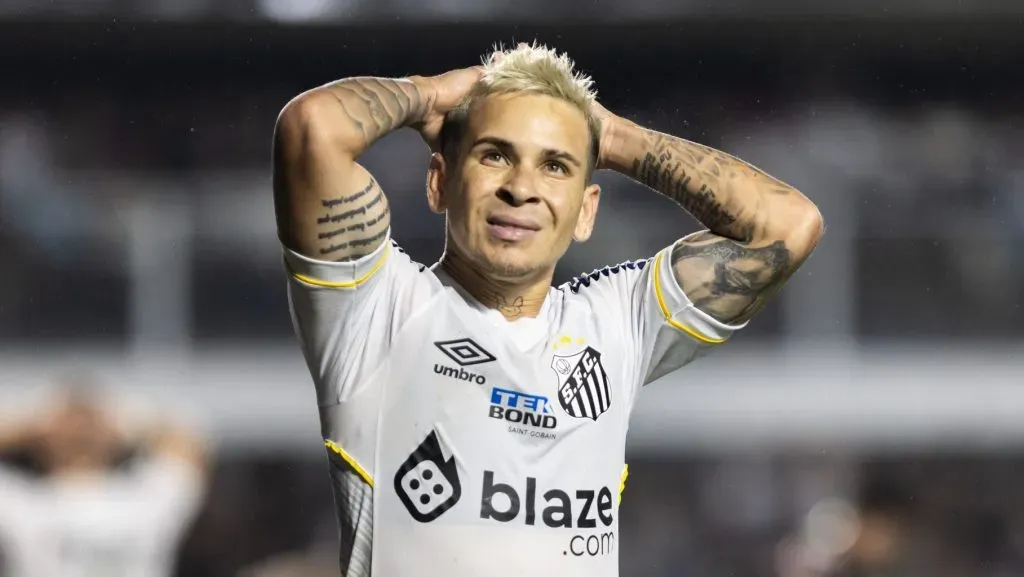 Soteldo jogador do Santos lamenta derrota ao final da partida contra o Bragantino - Foto: Abner Dourado/AGIF