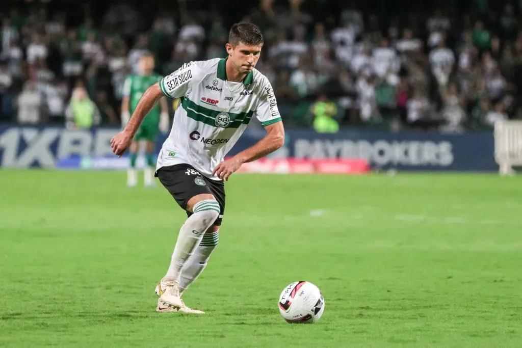 Vasco demonstrou interesse em defensor do Coritiba – Foto: Robson Mafra/AGIF