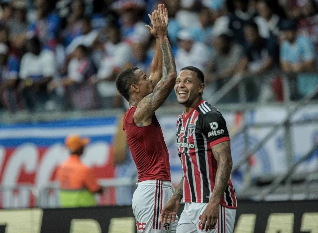 Caio Paulista jogador do Sao Paulo comemora seu gol com jogadores do seu time durante partida contra o Bahia no estadio Arena Fonte Nova pelo campeonato Brasileiro A 2023. Foto: Jhony Pinho/AGIF