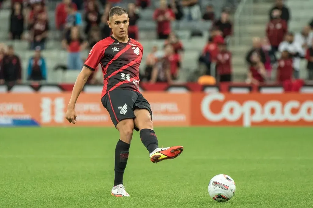 Lucas Fasson jogador do Athletico-PR durante partida contra o Saojoseense no estadio Arena da Baixada pelo campeonato Paranaense 2022. Foto: Robson Mafra/AGIF