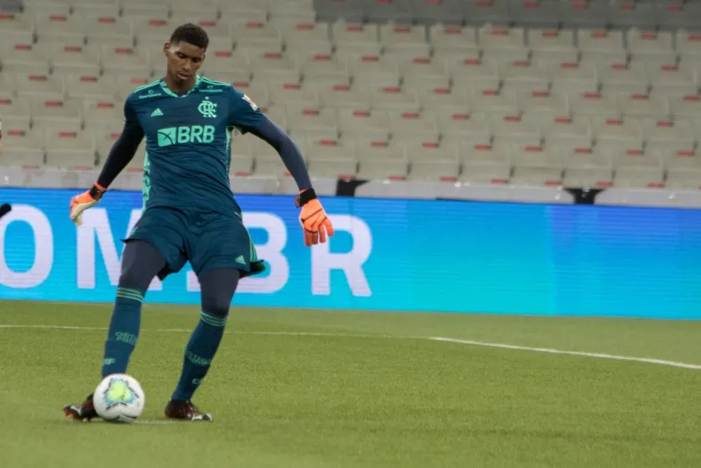 Hugo Souza atuando pelo Flamengo. Foto: Robson Mafra/AGIF