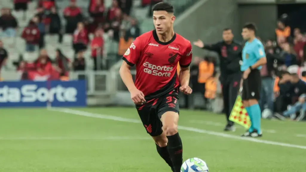 Foto: Robson Mafra/AGIF – Lucas Esquivel em ação pelo Athletico-PR