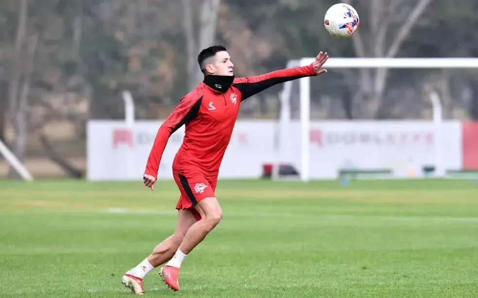 Leonardo Godoy em ação pelo Estudiantes – Foto: Divulgação/Estudiantes