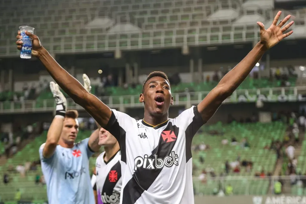 Leo Pele do Vasco comemora a vitoria ao final da partida contra o America-MG no estadio Independencia pelo campeonato Brasileiro A 2023. Gilson Lobo/AGIF