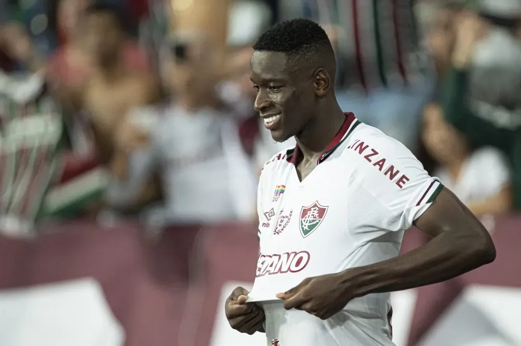 RJ – Rio de Janeiro – 26/06/2022 – BRASILEIRO A 2022, BOTAFOGO X FLUMINENSE – Luiz Henrique se despede da torcida jogador do Fluminense apos a partida contra o Botafogo no estadio Engenhao pelo campeonato Brasileiro A 2022. Foto: Jorge Rodrigues/AGIF