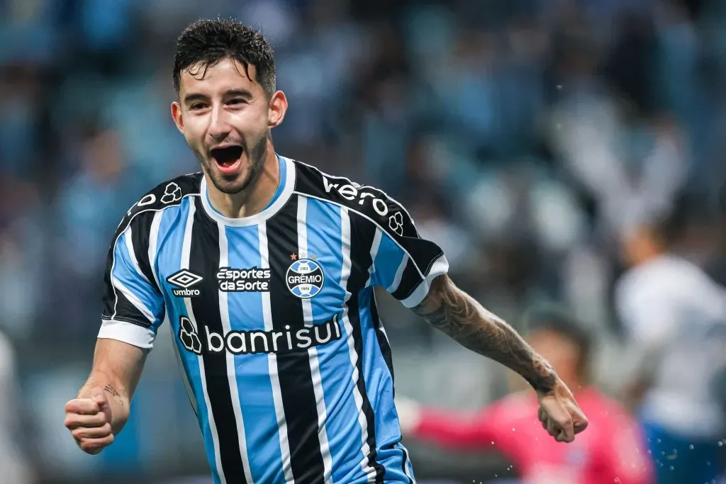 RS – PORTO ALEGRE – 12/07/2023 – COPA DO BRASIL 2023, GREMIO X BAHIA – Mathias Villasanti jogador do Gremio comemora seu gol durante partida contra o Bahia no estadio Arena do Gremio pelo campeonato Copa do Brasil 2023. Foto: Maxi Franzoi/AGIF