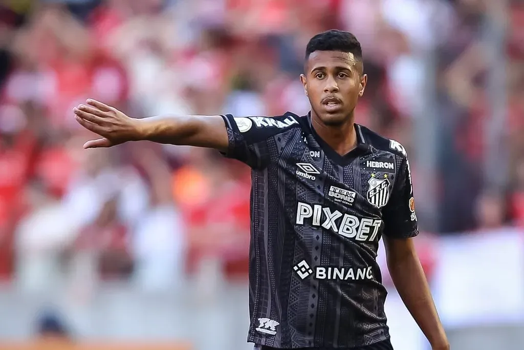 Ed Carlos pouco atuou pelo Peixe em 2023. De lesão a afastamento, o meia teve problemas na Vila – Foto: Pedro H. Tesch/AGIF