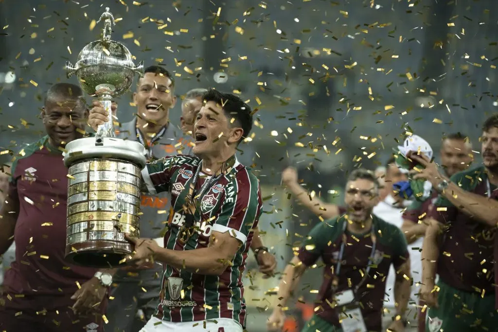 German Cano levanta a taça. Foto: Jorge Rodrigues/AGIF