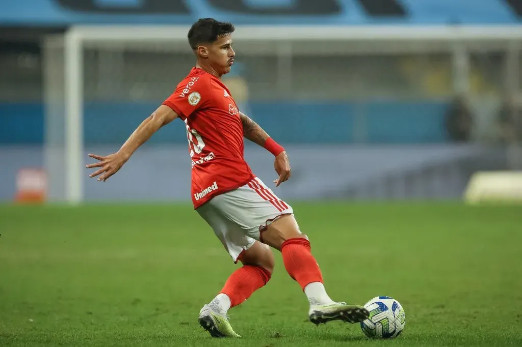 Romulo jogador do Internacional durante partida contra o Gremio no estadio Arena do Gremio pelo campeonato BRASILEIRO A 2023. Pedro H. Tesch/AGIF