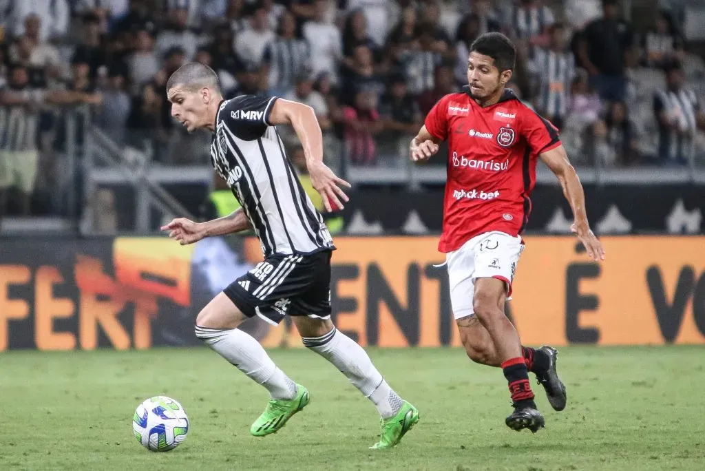 Issac em ação pelo Atlético, contra o Brasil de Pelotas, pela Copa do Brasil – Foto: Fernando Moreno/AGIF