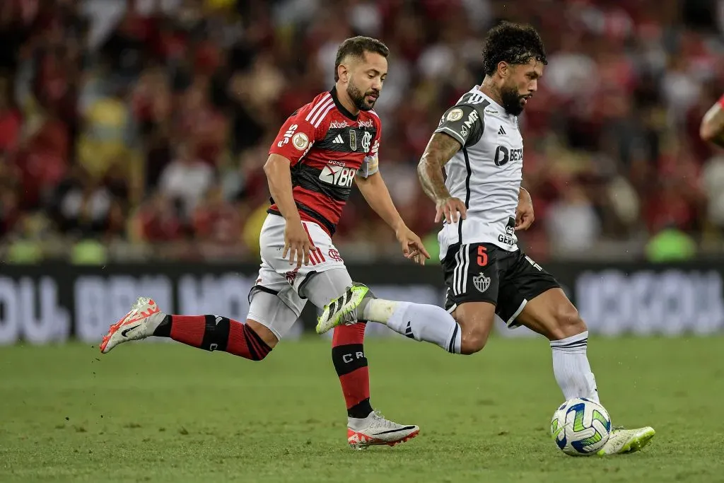 RJ – RIO DE JANEIRO – 29/11/2023 – BRASILEIRO A 2023, FLAMENGO X ATLETICO-MG – Everton Ribeiro jogador do Flamengo disputa lance com Otavio jogador do Atletico-MG durante partida no estadio Maracana pelo campeonato Brasileiro A 2023. Foto: Thiago Ribeiro/AGIF