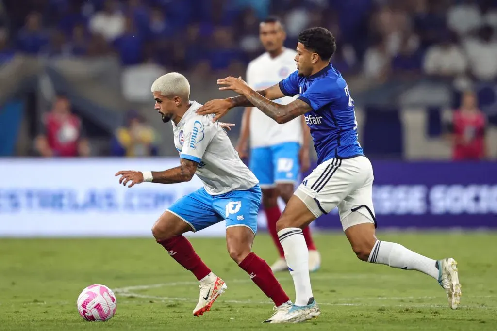Machado jogador do Cruzeiro disputa lance com Cauly jogador do Bahia durante partida no estadio Mineirao pelo campeonato Brasileiro A 2023. Foto: Gilson Lobo/AGIF
