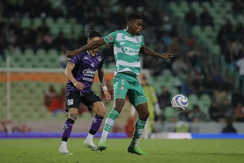 Félix Torres com a camisa do Santos Laguna (MEX). Foto: Manuel Guadarrama/Getty Images.