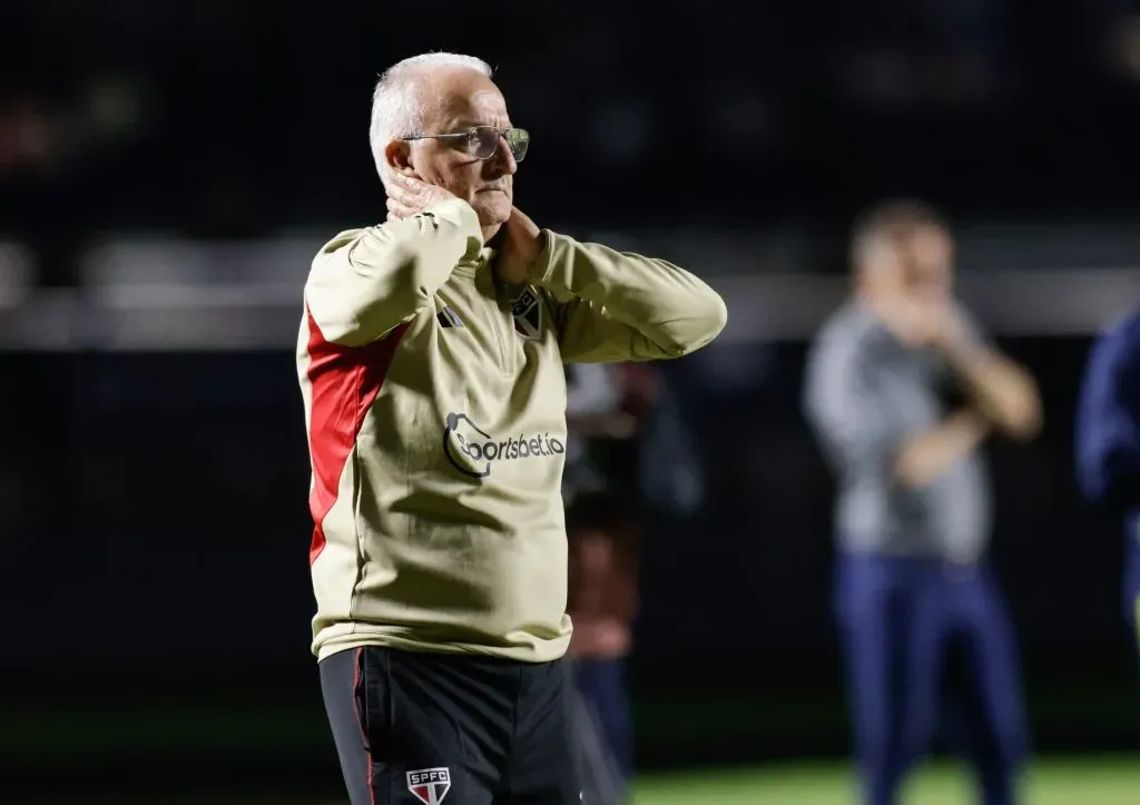 Dorival Júnior inicia a nova temporada com poucos zagueiros à disposição. (Photo by Alexandre Schneider/Getty Images)