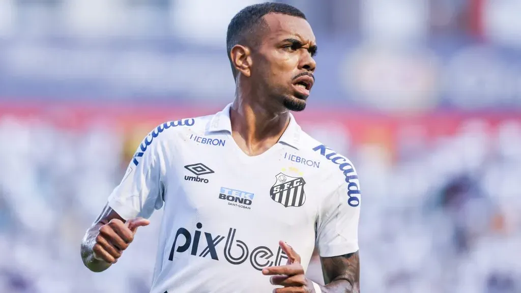 Foto: Marcello Zambrana/AGIF - Lucas Pires pode jogar em rival do Santos