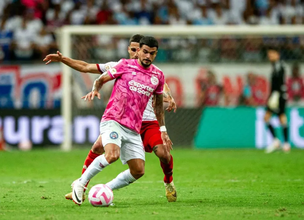 BA – SALVADOR – 18/10/2023 – BRASILEIRO A 2023, BAHIA X INTERNACIONAL – Cauly jogador do Bahia disputa lance com Gabriel jogador do Internacional durante partida no estadio Arena Fonte Nova pelo campeonato Brasileiro A 2023. Foto: Jhony Pinho/AGIF