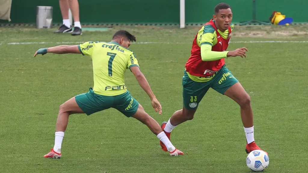 Michel (à direita) já compõe elenco principal do Palmeiras, mas tem convite do Bragantino – Foto: Cesar Greco