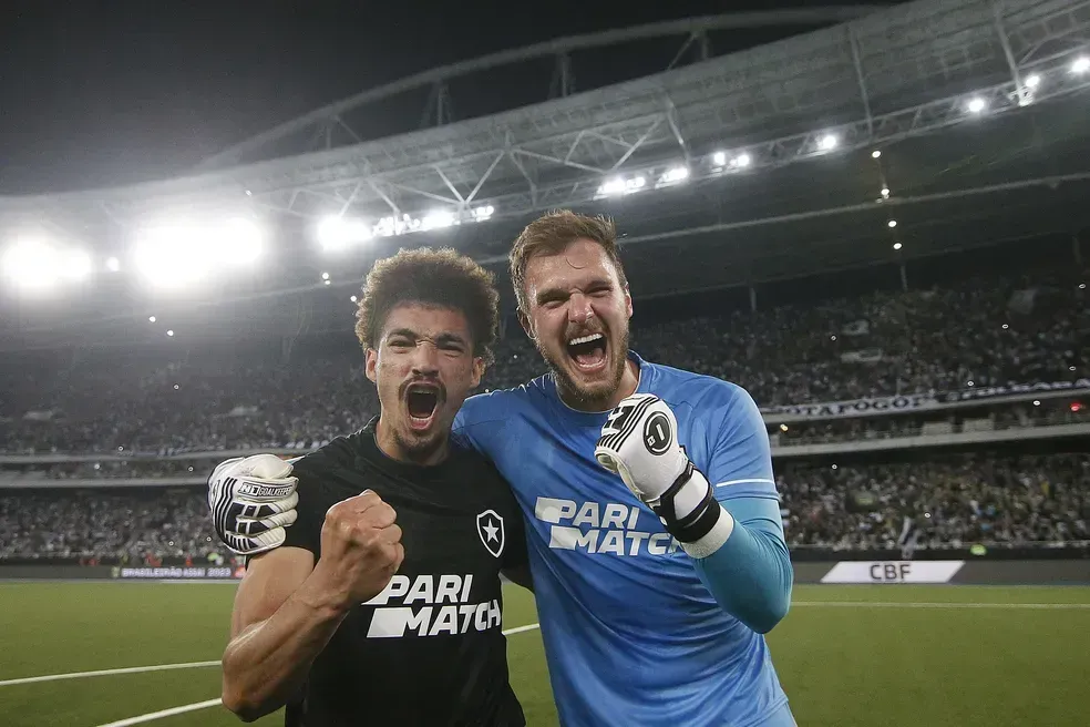 Adryelson e Lucas Perri em ação pelo Botafogo- Foto: Vítor Silva/Botafogo