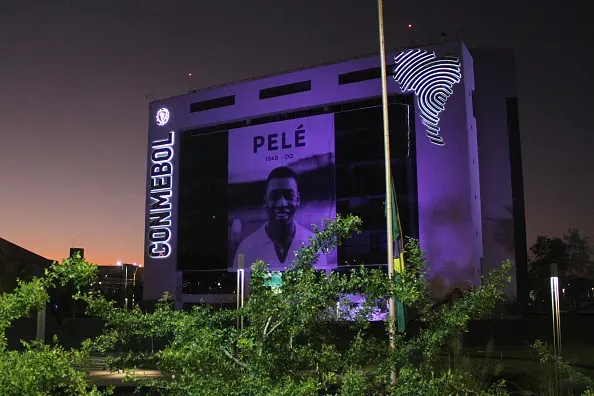 Foto: Christian Alvarenga/Getty Images – Diversas homenagens foram feitas a Pelé quando ele faleceu