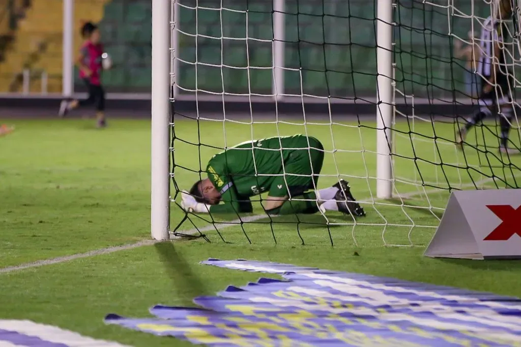 Goleiro Thiago Gonçalves atuando pelo Figueirense. Foto: Douglas Silveira/AGIF