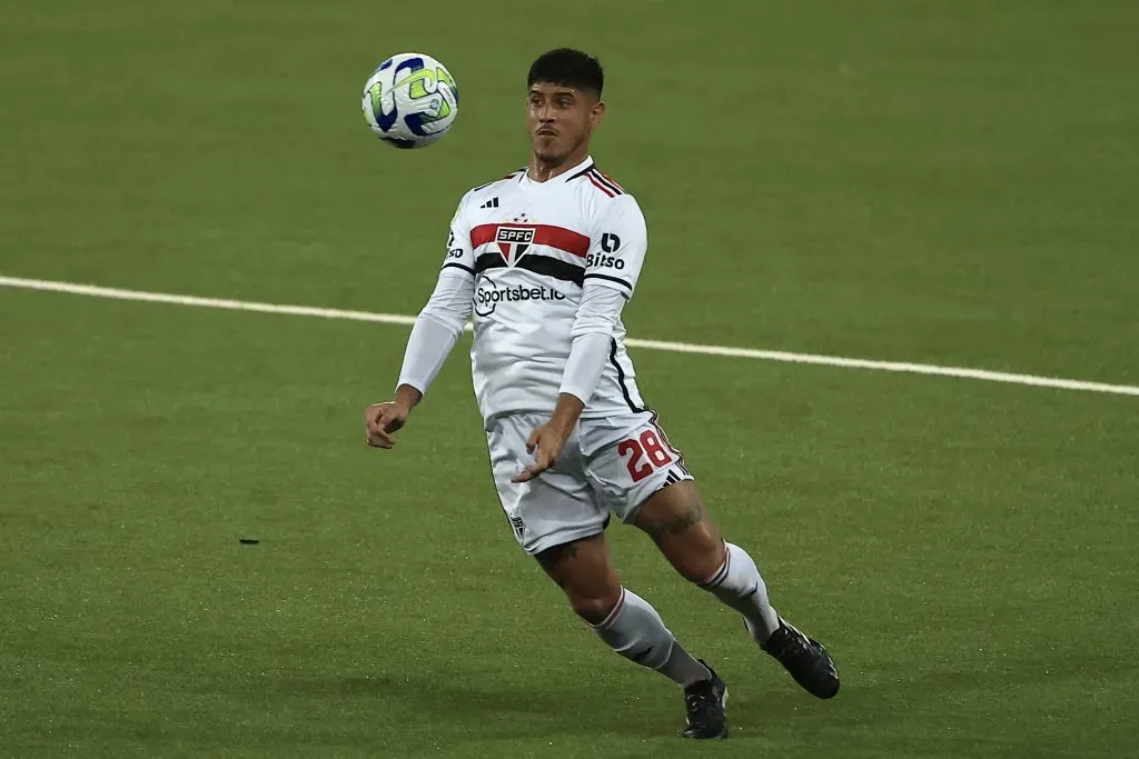 RIO DE JANEIRO, BRAZIL – APRIL 15: Alan Franco of Sao Paulo controls the ballduring a match between Botafogo and São Paulo as part of Brasileirao 2023 at Estadio Olímpico Nilton Santos on April 15, 2023 in Rio de Janeiro, Brazil. (Photo by Buda Mendes/Getty Images)
