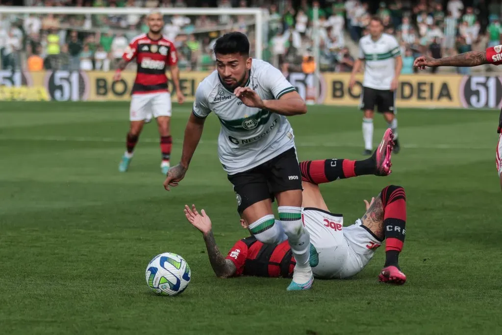 Marcelino Moreno em ação contra o Flamengo. Foto: Robson Mafra/AGIF