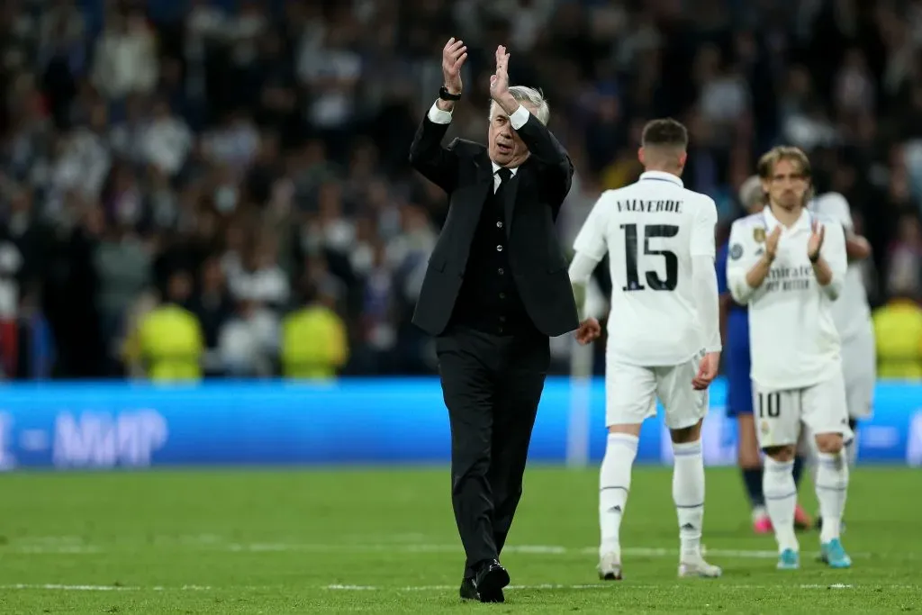 Carlo Anceotti comemorando partida junto com a torcida madridista. Foto: Flor Tan Jun/Getty Images