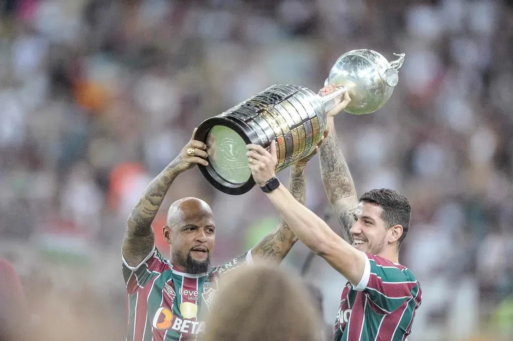 Felipe Melo e Nino levantam a Libertadores. Foto: Jhony Pinho/AGIF