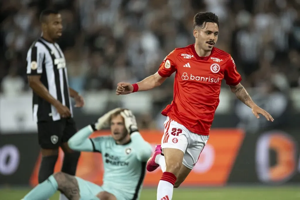 Maurício marcando gol contra o Botafogo no Campeonato Brasileiro 2023. Foto: Jorge Rodrigues/AGIF