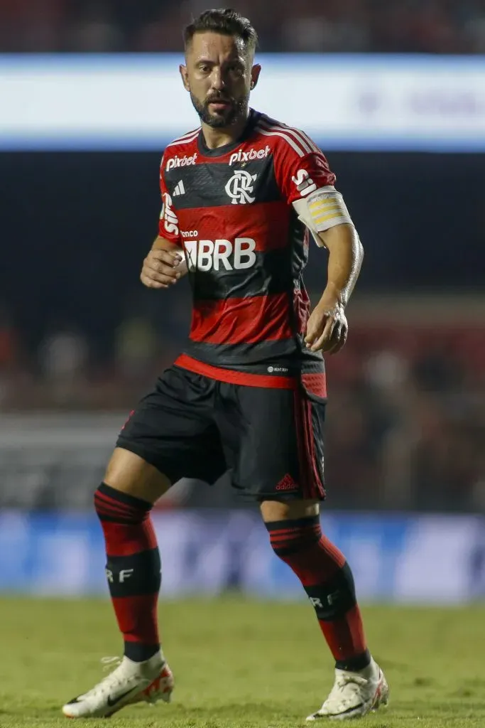 Everton Ribeiro, em ação pelo Flamengo, no Brasileirão – Foto: Miguel Schincariol/Getty Images