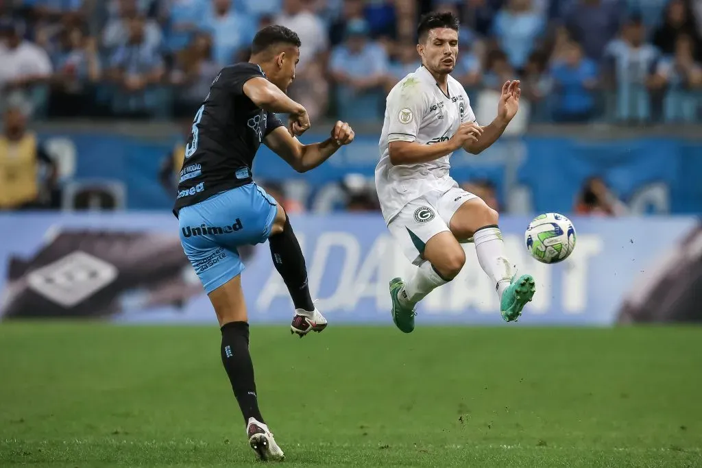 Gustavo Martins do Grêmio e Palácios de Goiás compete pela bola durante a partida entre Grêmio e Goiás como parte do Brasileirao 2023 na Arena do Grêmio. (Photo by Pedro H. Tesch/Getty Images)