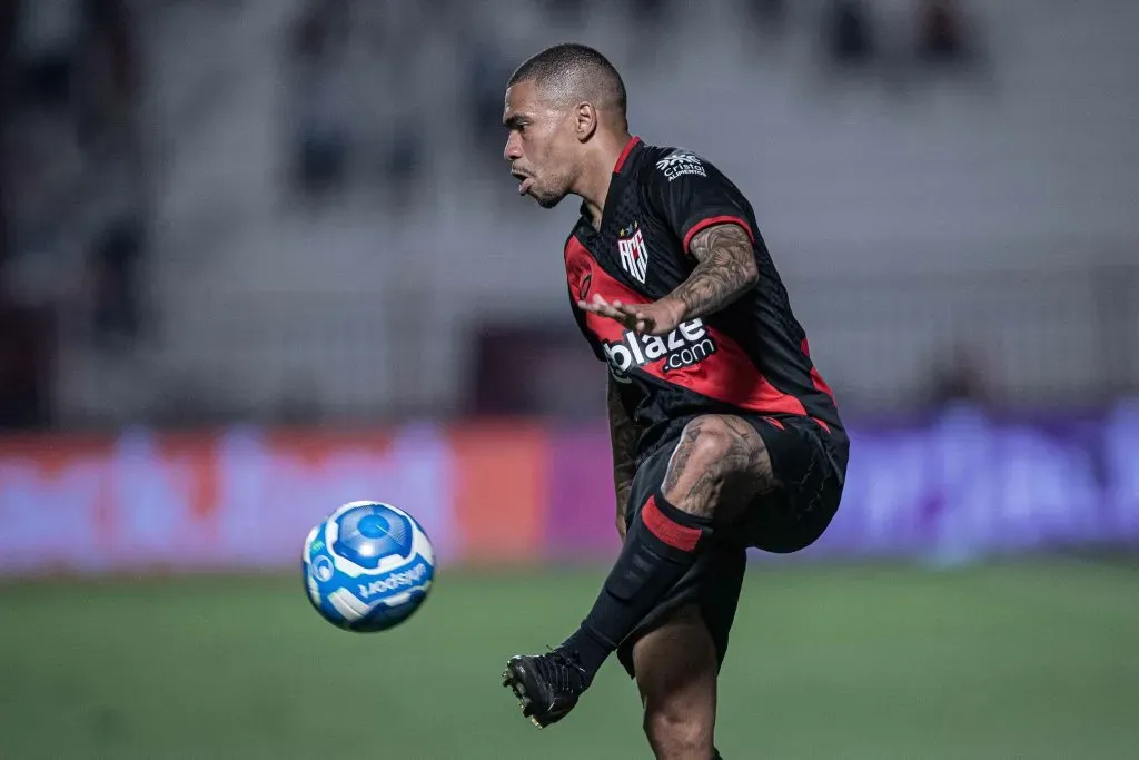 GO – GOIANIA – 27/08/2023 – BRASILEIRO B 2023, ATLETICO-GO X VITORIA – Lucas Esteves jogador do Atletico-GO durante partida contra o Vitoria no estadio Antonio Accioly pelo campeonato Brasileiro B 2023. Foto: Heber Gomes/AGIF