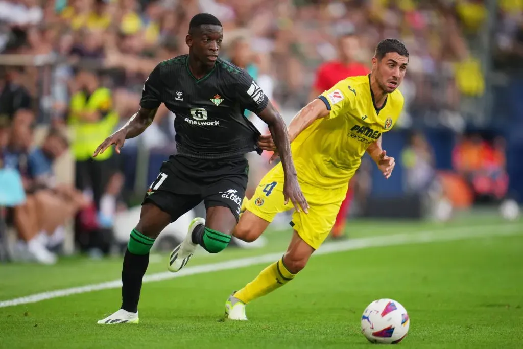 VILLARREAL, SPAIN – AUGUST 13: Luiz Henrique of Real Betis battles for possession with Santi Comesana of Villarreal during the LaLiga EA Sports match between Villarreal CF and Real Betis at Estadio de la Ceramica on August 13, 2023 in Villarreal, Spain. (Photo by Aitor Alcalde/Getty Images)